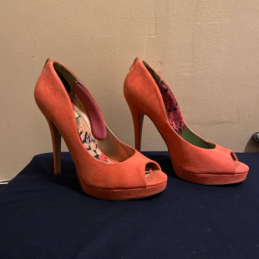 Peep toe shoes